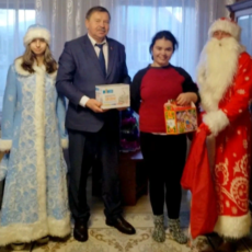 Председатель Чаусского районного Совета депутатов Анатолий Матюлин посетил многодетные семью Зенковых